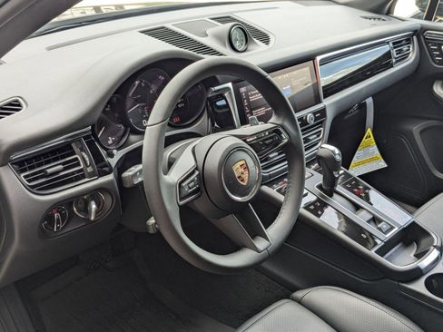 Certified 2025 Porsche Macan image 4