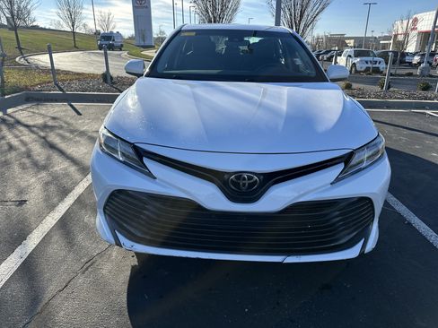 Used 2018 Toyota Camry LE image 3