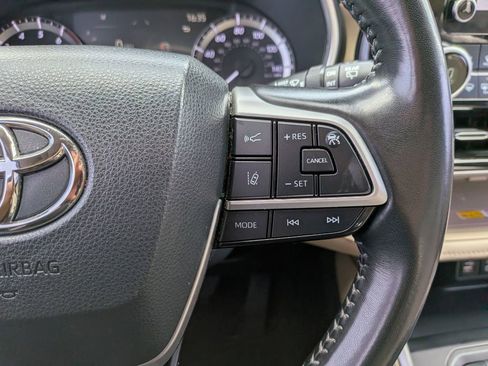 Used 2023 Toyota Highlander XLE image 17