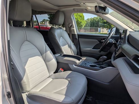 Used 2023 Toyota Highlander XLE AWD/4WD image 27