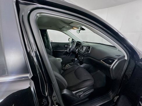 Used 2019 Jeep Cherokee Latitude w/ Popular Appearance Group image 29