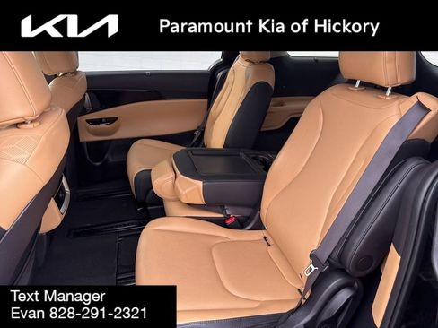 Used 2023 Kia Carnival EX image 16
