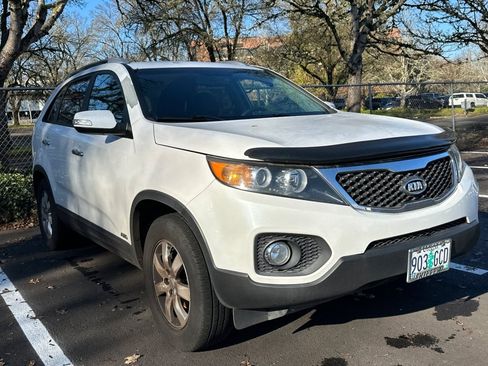 Used 2013 Kia Sorento LX w/ Convenience Pkg image 2