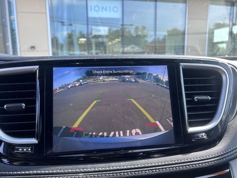 Used 2024 Chrysler Pacifica Limited FWD image 13
