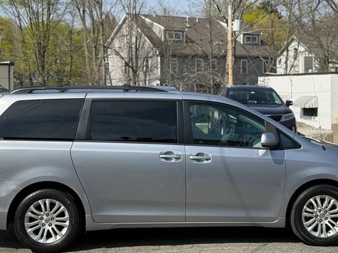 Used 2012 Toyota Sienna XLE FWD image 9