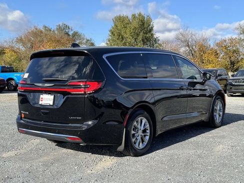 New 2026 Chrysler Pacifica Limited w/ Uconnect Theater Family Group FWD image 19