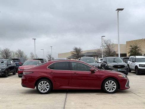 Used 2021 Toyota Camry LE image 5