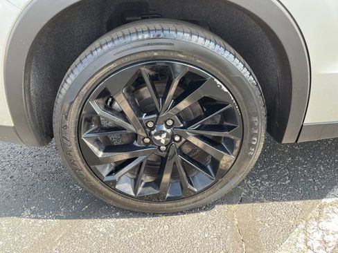 Used 2025 Mitsubishi Outlander 4WD Plug-In Hybrid image 19