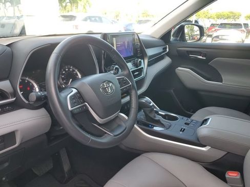 Used 2024 Toyota Highlander XLE FWD image 22