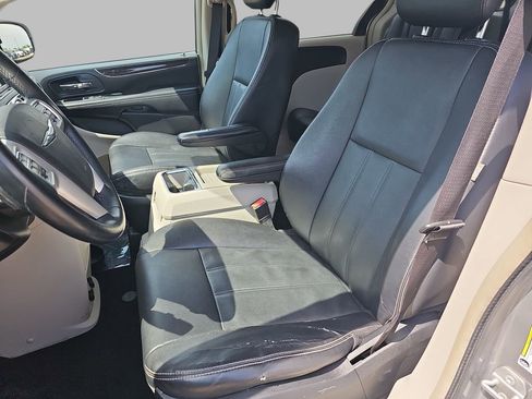 Used 2015 Chrysler Town & Country Touring FWD image 21