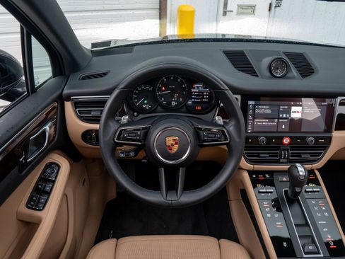 Certified 2025 Porsche Macan image 19