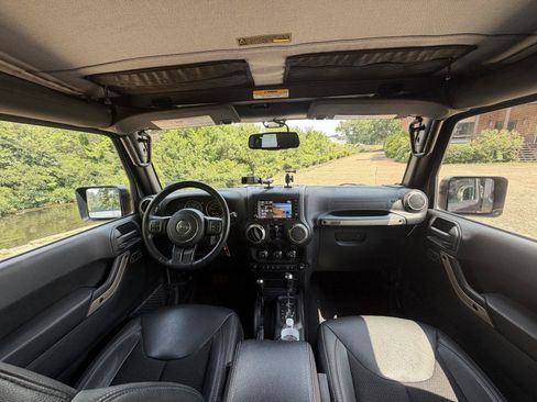 Used 2016 Jeep Wrangler Unlimited Sahara AWD/4WD image 10