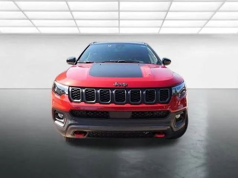 Used 2025 Jeep Compass Trailhawk AWD/4WD image 3
