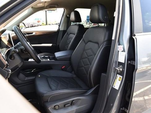 Certified 2025 Volkswagen Atlas SE FWD image 19