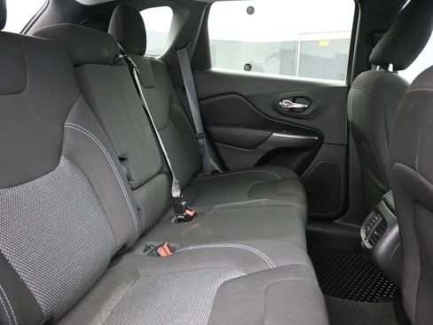 Used 2020 Jeep Cherokee Latitude w/ Cold Weather Group FWD image 25
