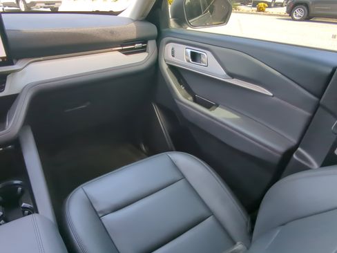 Certified 2025 Ford Explorer Active w/ Active Comfort Package RWD image 15