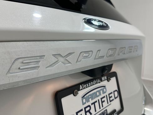 Used 2022 Ford Explorer XLT w/ Equipment Group 202A AWD/4WD image 29