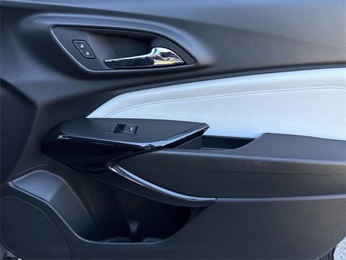 Used 2024 Chevrolet Trax LT w/ LT Convenience Package image 31