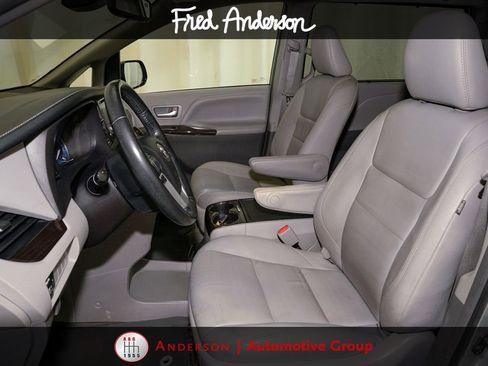 Used 2019 Toyota Sienna XLE FWD image 12