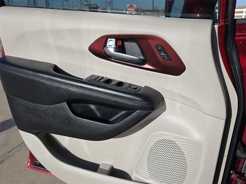 Used 2020 Chrysler Pacifica Limited image 28