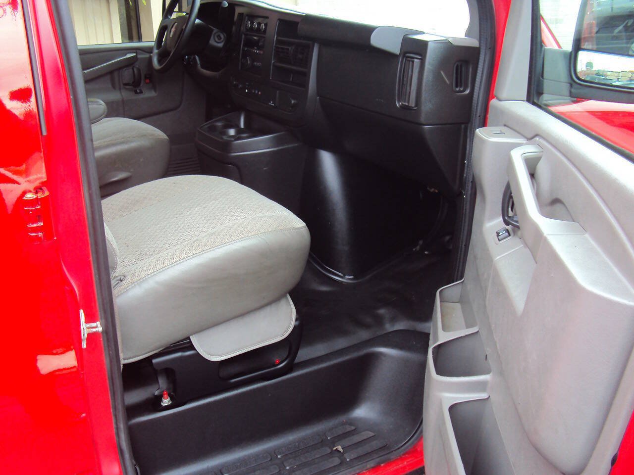Used 2019 GMC Savana 2500 w/ Driver Convenience Package RWD image 10