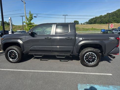 Used 2025 Toyota Tacoma TRD Off-Road w/ TRD Off Road Premium Package AWD/4WD image 13