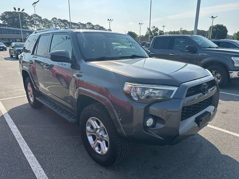Used 2018 Toyota 4Runner SR5 AWD/4WD image 5