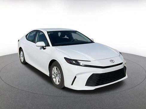 Used 2025 Toyota Camry LE image 2