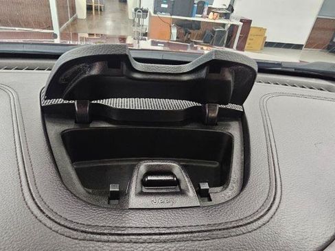 Used 2019 Jeep Cherokee Latitude Plus w/ Comfort/Convenience Group FWD image 22