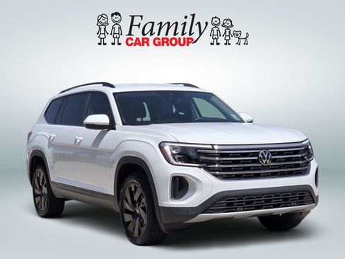 Used 2025 Volkswagen Atlas SE w/ Black Wheel Package FWD image 2
