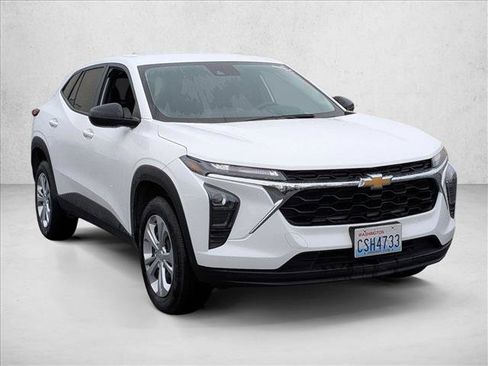 Used 2025 Chevrolet Trax LS image 3