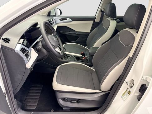 Used 2025 Volkswagen Taos SE w/ Panoramic Sunroof Package image 17