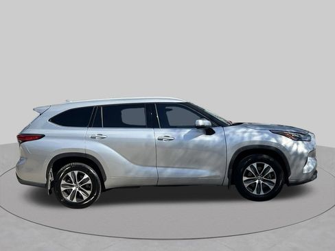 Used 2022 Toyota Highlander XLE AWD/4WD image 7