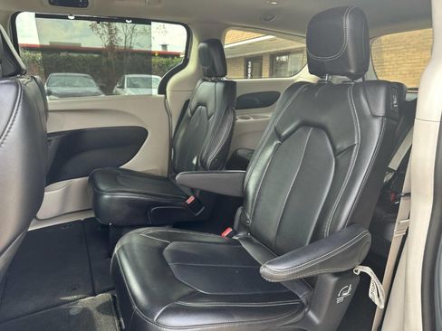 Used 2024 Chrysler Pacifica Touring-L image 14