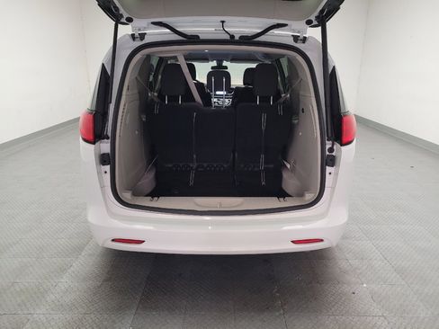 Used 2022 Chrysler Voyager LX image 29