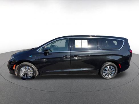 Used 2023 Chrysler Pacifica Touring-L image 9