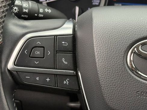 Used 2021 Toyota Highlander XLE AWD/4WD image 14
