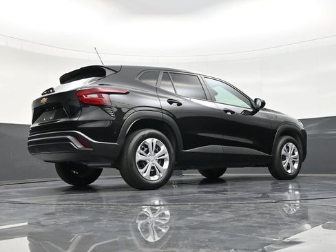 Used 2025 Chevrolet Trax LS image 25