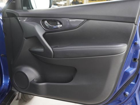 Used 2017 Nissan Rogue SV AWD/4WD image 9