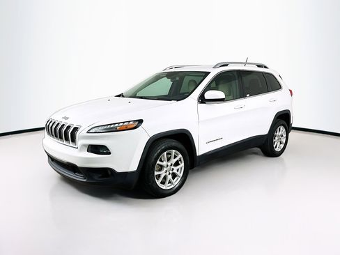 Used 2018 Jeep Cherokee Latitude w/ Cold Weather Group FWD image 3