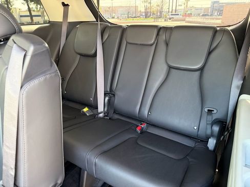 Used 2023 Kia Carnival LX image 10