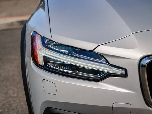 Used 2025 Volvo V60 B5 Cross Country Plus image 11