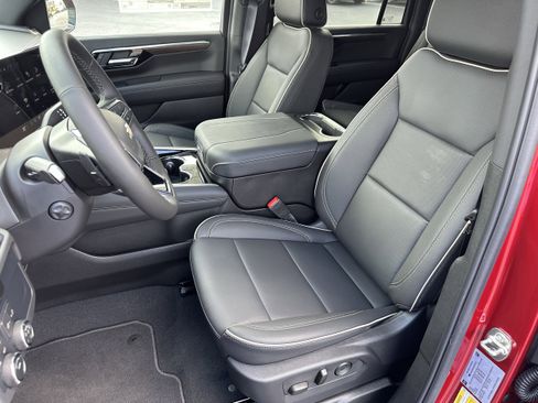 New 2025 Chevrolet Suburban Premier image 21