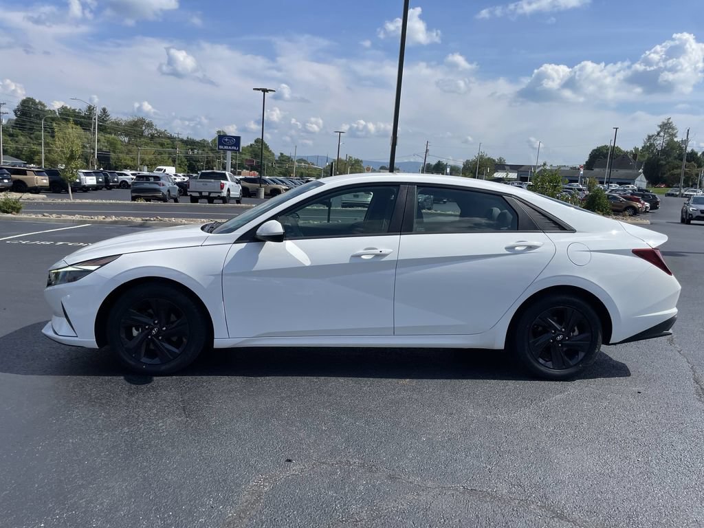 Used 2023 Hyundai Elantra SEL w/ Cargo Package FWD image 3