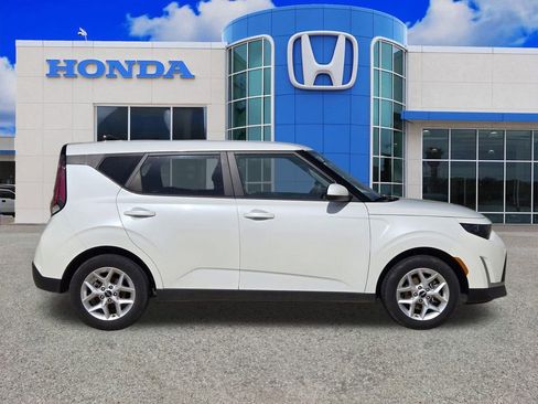 Used 2024 Kia Soul LX w/ Option Group 015 FWD image 2