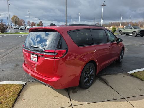 New 2026 Chrysler Pacifica Select w/ S Appearance Package image 5