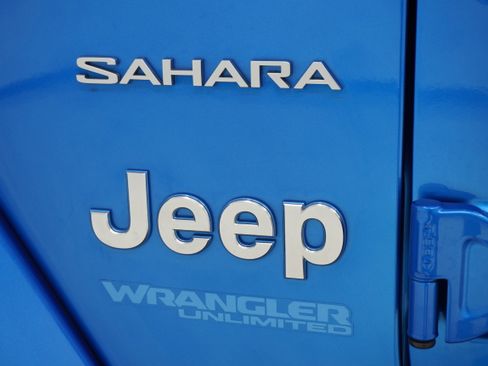 Used 2022 Jeep Wrangler Unlimited Sahara w/ Cold Weather Group image 9