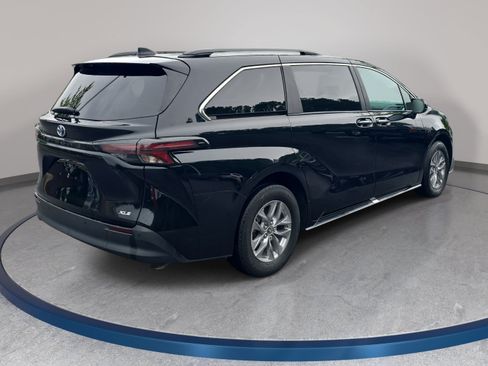 Used 2025 Toyota Sienna XLE FWD image 5