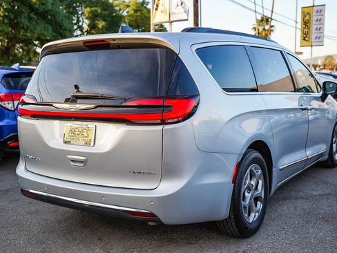 Used 2023 Chrysler Pacifica Limited image 10