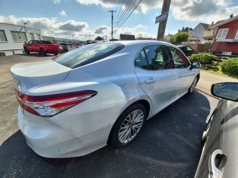 Used 2018 Toyota Camry XLE FWD image 8